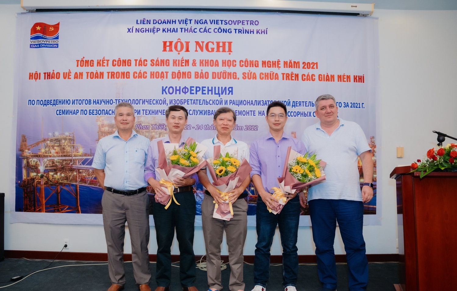 Ban lãnh đạo XN Khí trao hoa chúc mừng 3 tập thể có thành tích cao nhất trong phong trào SKSC-KHCN XN Khí năm 2021