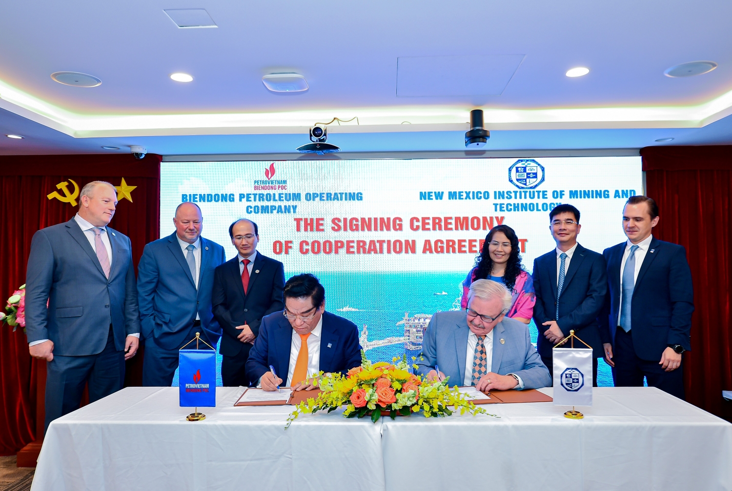 TS. Ngô Hữu Hải – Tổng Giám đốc BIENDONG POC và TS. Stephen G. Wells - Hiệu trưởng NMT ký biên bản hợp tác toàn diện