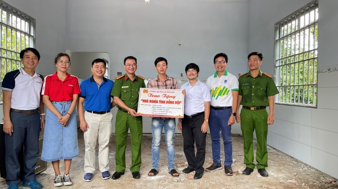 PTSC Phú Mỹ bàn giao nhà nghĩa tình đồng đội, cấp phát thuốc cho người dân