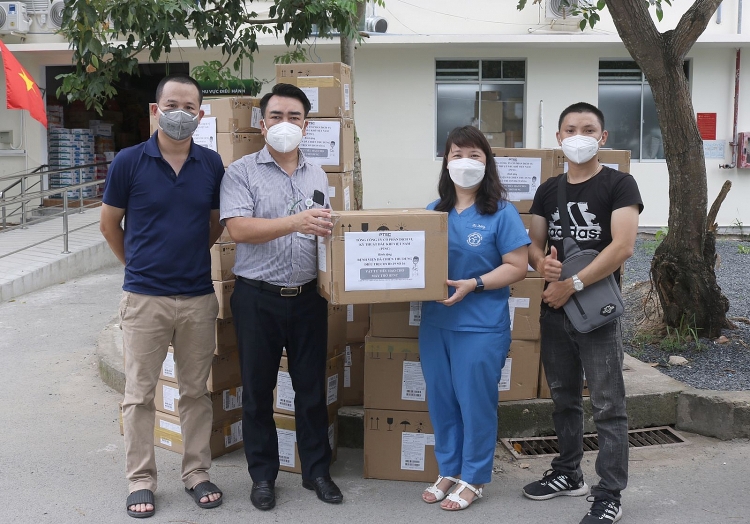 Đại diện Tổng công ty PTSC trao tặng bộ dây máy thở oxy dòng cao cho Bệnh viện Dã chiến thu dung số 16
