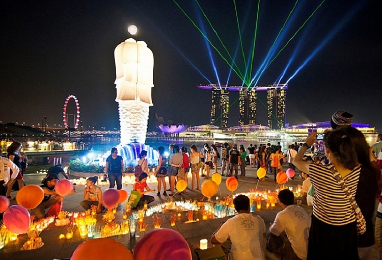 lễ đón Trung thu diễn ra rất sôi động. Tại quảng trường Sengkang