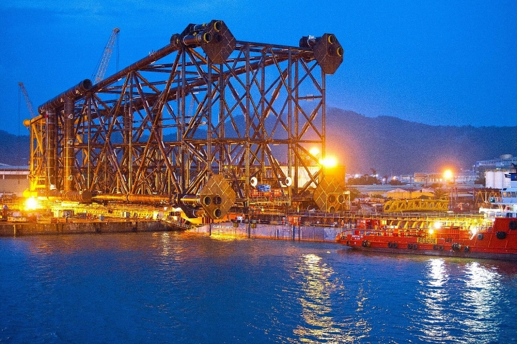 Hạ thủy chân đế giàn BK-TƯ