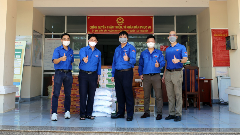 Tuổi trẻ Vietsovpetro trao tặng 