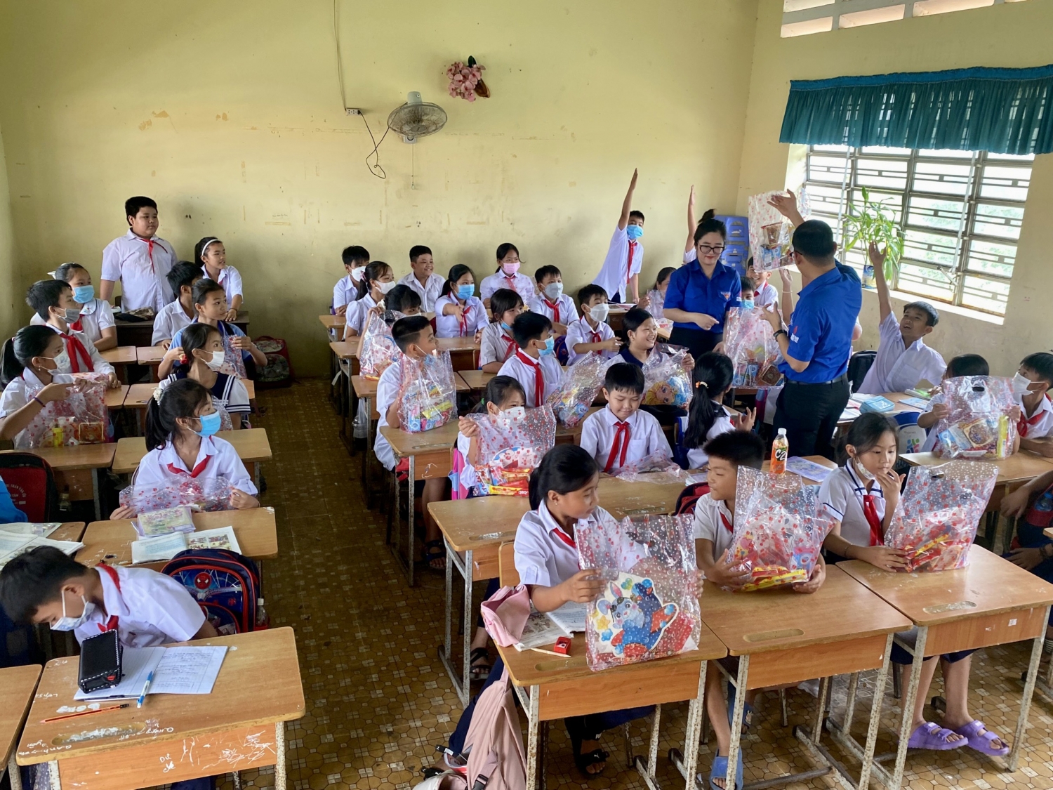 BIENDONG POC mang Trung thu ý nghĩa đến các em nhỏ vùng biên