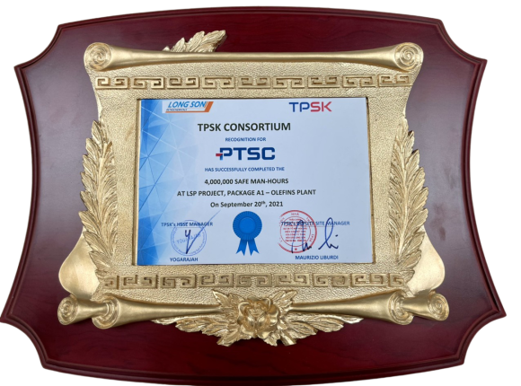 Kỷ niệm chương 4 triệu giờ làm việc an toàn do Tổng thầu TPSK cấp chứng nhận