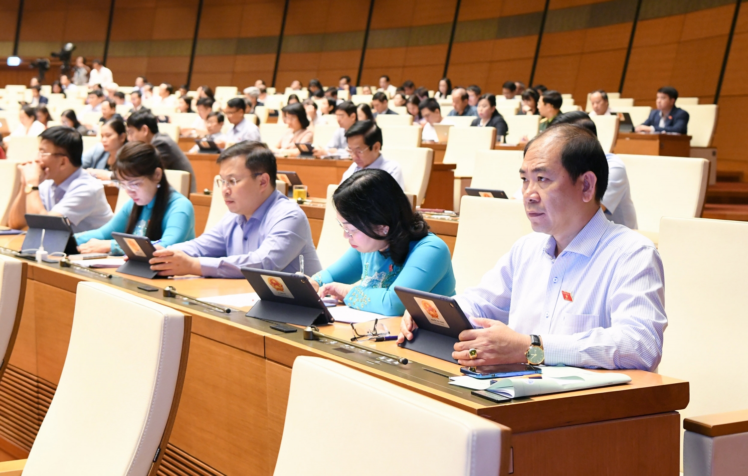 Các đại biểu Quốc hội nghiên cứu tài liệu tại phiên họp