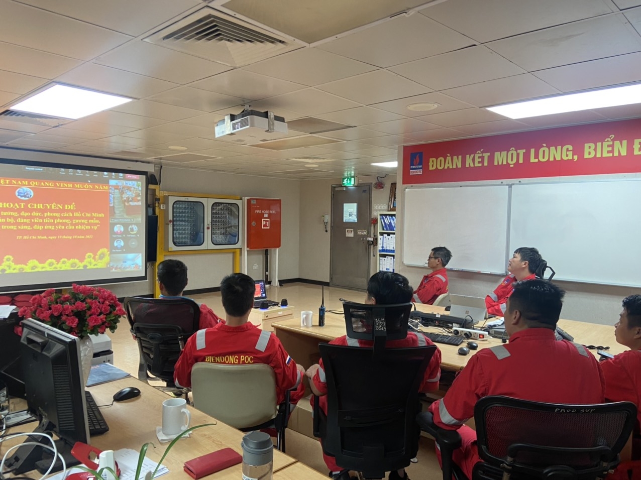 Cán bộ Đảng viên trên giàn HT-PQP trong một buổi sinh hoạt chuyên đề do Đảng ủy BIENDONG POC tổ chức