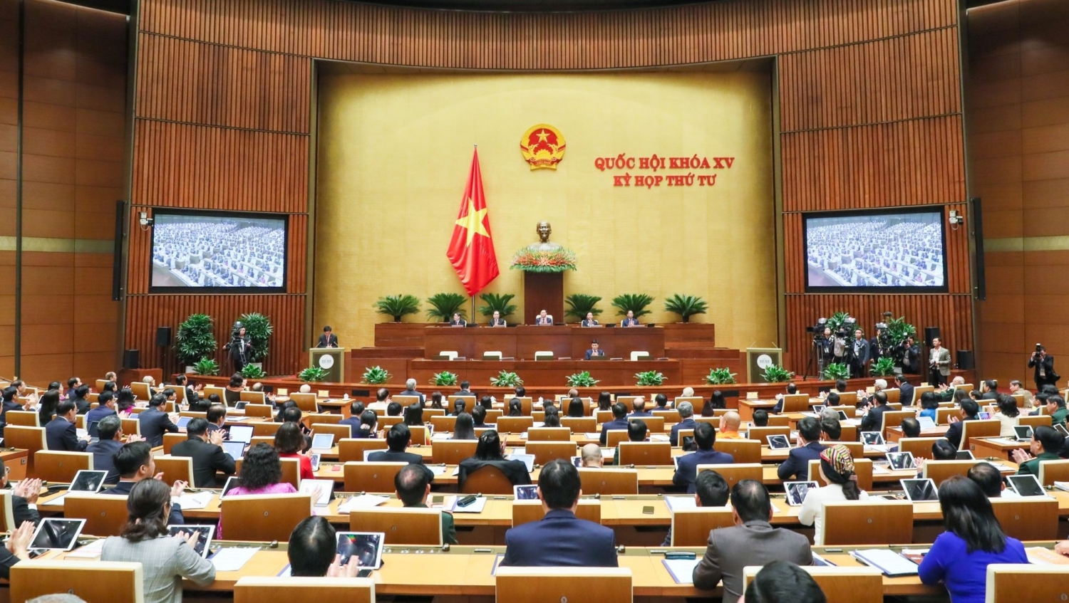 Tuần từ 7/11 - 11/11: Quốc hội thông qua Kế hoạch phát triển kinh tế - xã hội năm 2023 và một số luật, nghị quyết quan trọng