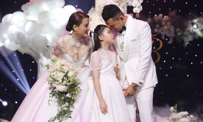 Sao Việt hôm nay 26/4: Phương Trinh Jolie công khai con gái tại đám cưới Sao Việt hôm nay 26/4: Phương Trinh Jolie công khai con gái tại đám cưới