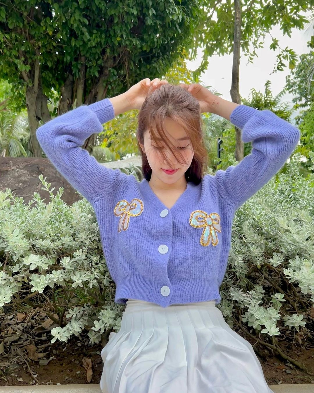 Sao Việt hôm nay 17/5: Hòa Minzy xuất hiện cùng các VĐV đội tuyển bóng chuyền nữ