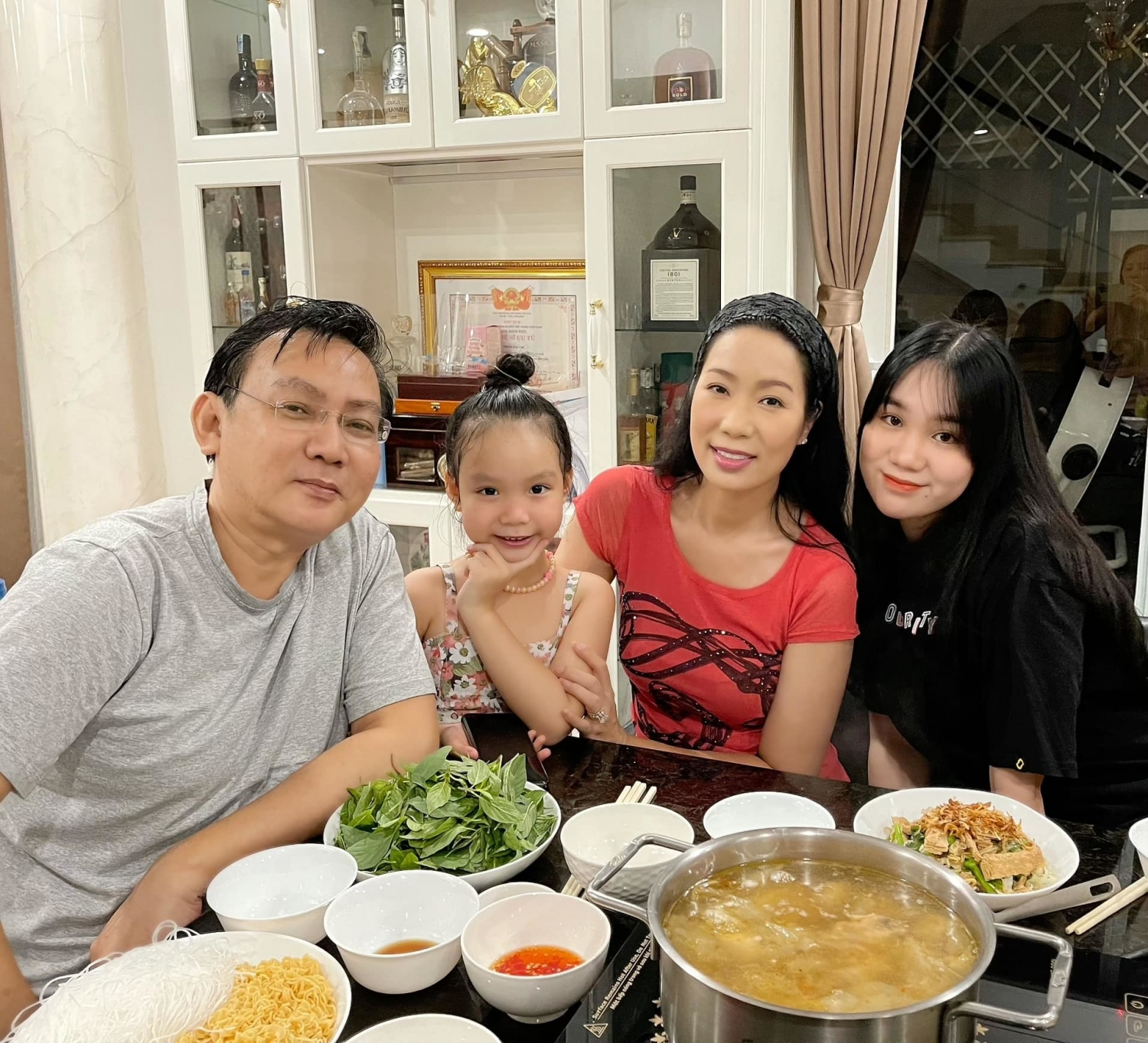 Tin hot giải trí ngày 8/9: Tuấn Trần lên tiếng bảo vệ Trấn Thành vụ sao kê Tin hot giải trí ngày 8/9: Tuấn Trần lên tiếng bảo vệ Trấn Thành vụ sao kê