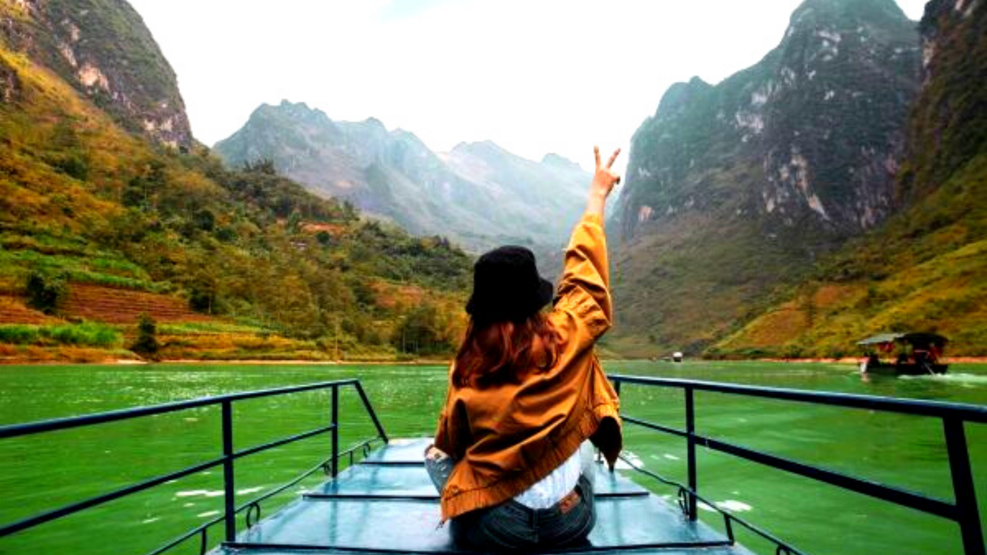 Lướt thuyền khám phá hẻm vực sâu nhất Đông Nam Á ở Hà Giang