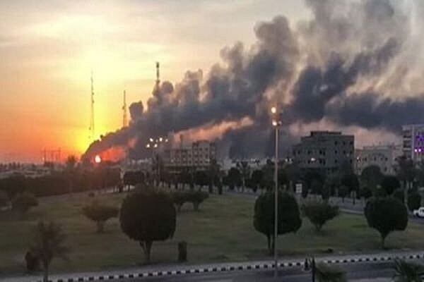 Nhà máy lọc dầu của Saudi Aramco bị tấn công, đe dọa nguồn cung năng lượng toàn cầu