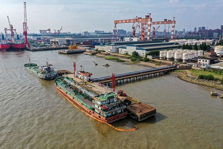 Trung Quốc âm thầm tăng mua dầu giá rẻ của Nga