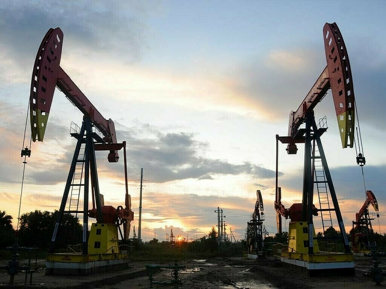 Ả Rập Xê-út tăng giá dầu cho khách hàng châu Á và Mỹ vào tháng 9