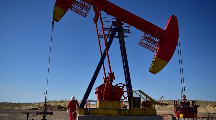 Giá dầu sụt giảm do thị trường lo ngại OPEC+ cắt giảm sản lượng