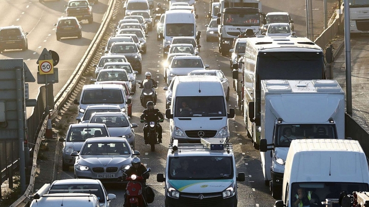 EU cấm ô tô chạy bằng xăng và động cơ diesel từ năm 2035 EU cấm ô tô chạy bằng xăng và động cơ diesel từ năm 2035