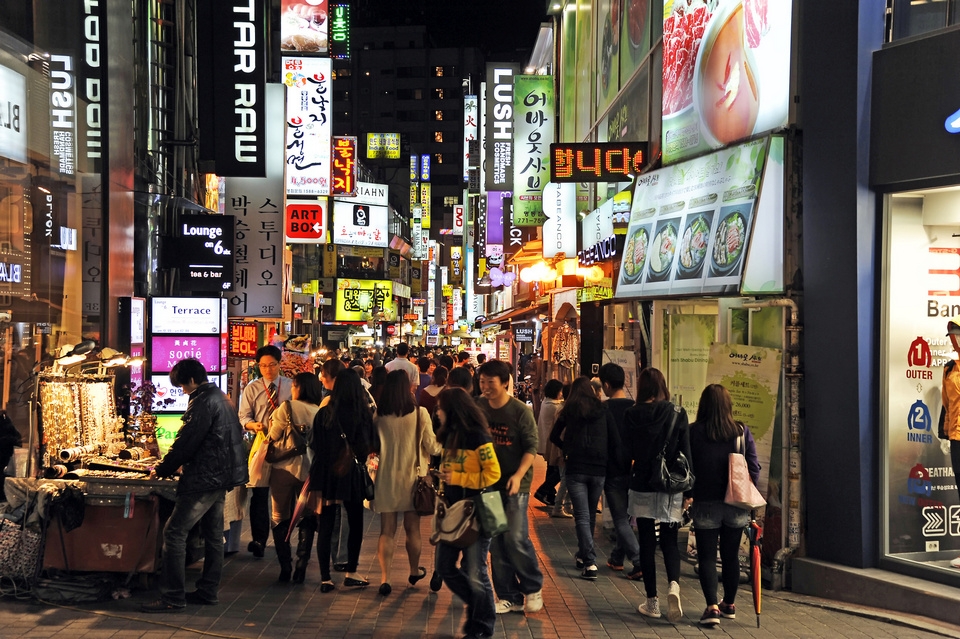 hoa vao khong khi soi dong cua cho dem seoul