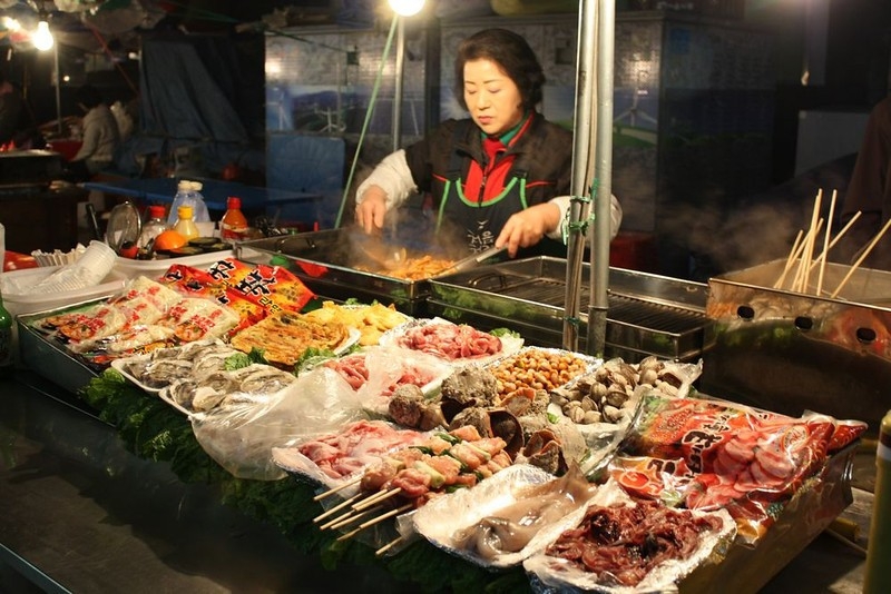 hoa vao khong khi soi dong cua cho dem seoul