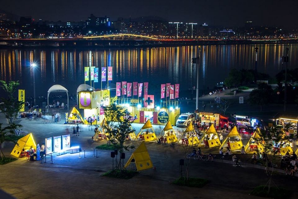 hoa vao khong khi soi dong cua cho dem seoul