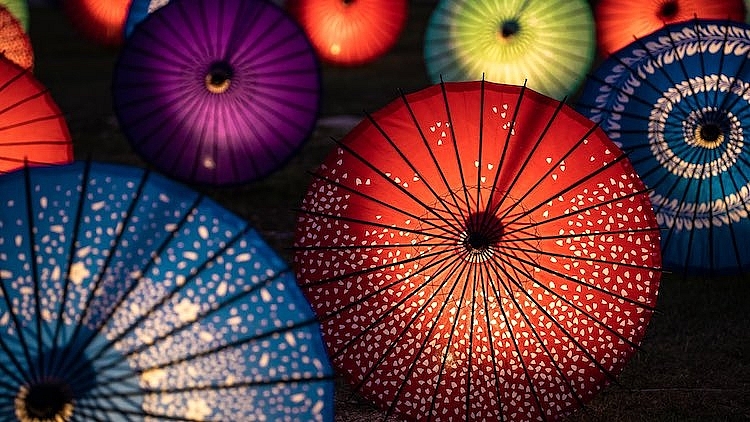 Choáng ngợp với vẻ lộng lẫy của Lâu Đài được thắp sáng bởi “Cả Trăm chiếc Ô”