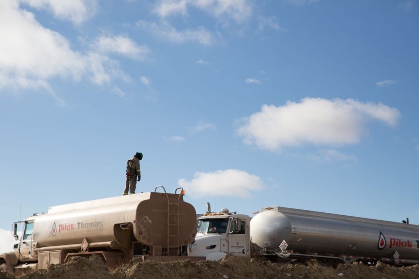 Giá dầu tăng: Các nhà sản xuất dầu đá phiến của Mỹ và OPEC không vội vàng tăng sản lượng