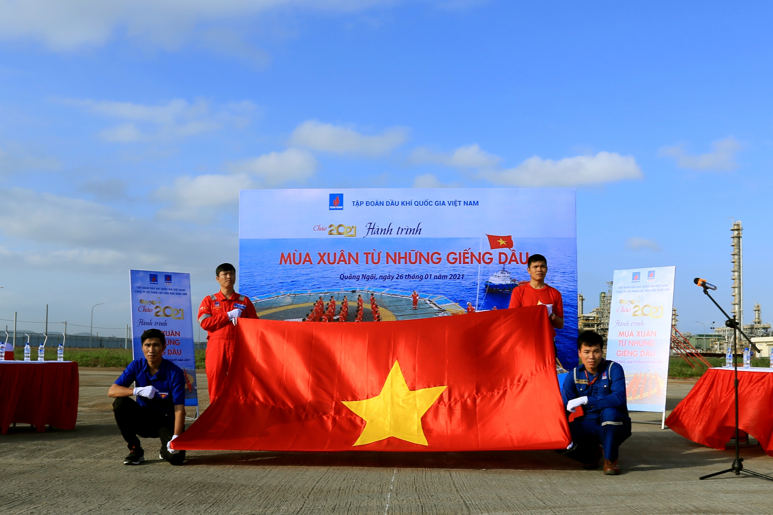 Hành trình Mùa Xuân từ những giếng dầu: Xúc động những hình ảnh từ Dung Quất