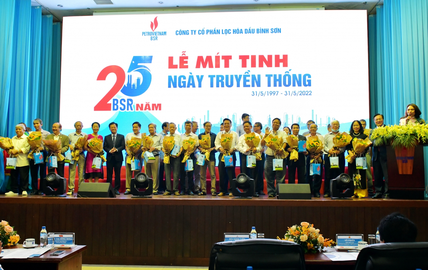Lãnh đạo BSR tặng hoa tri ân các đồng chí nguyên là lãnh đạo BSR qua các thời kỳ.