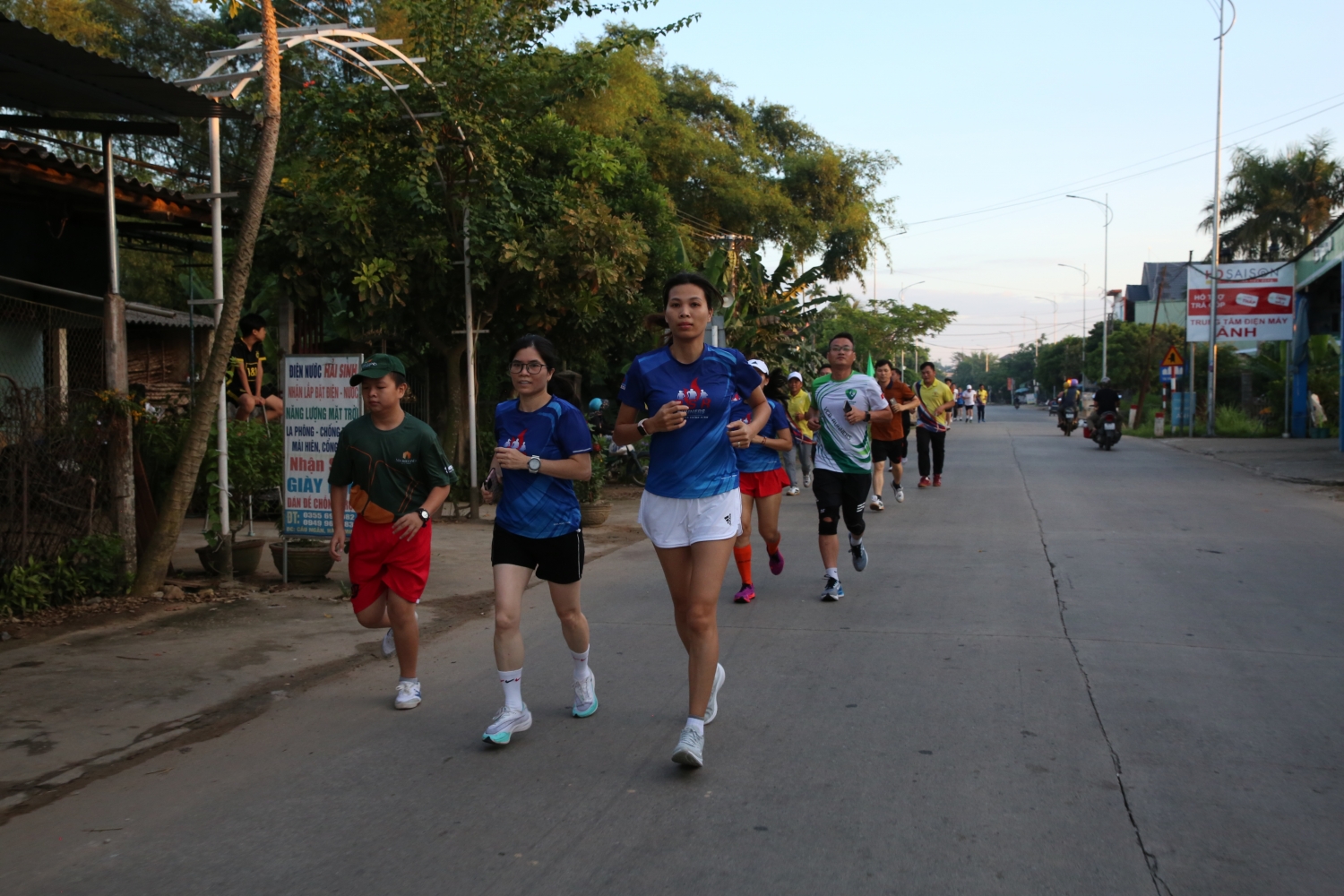 Các VĐV marathon BSR chinh phục thử thách tại giải chạy “Đường lên Suối Chí”