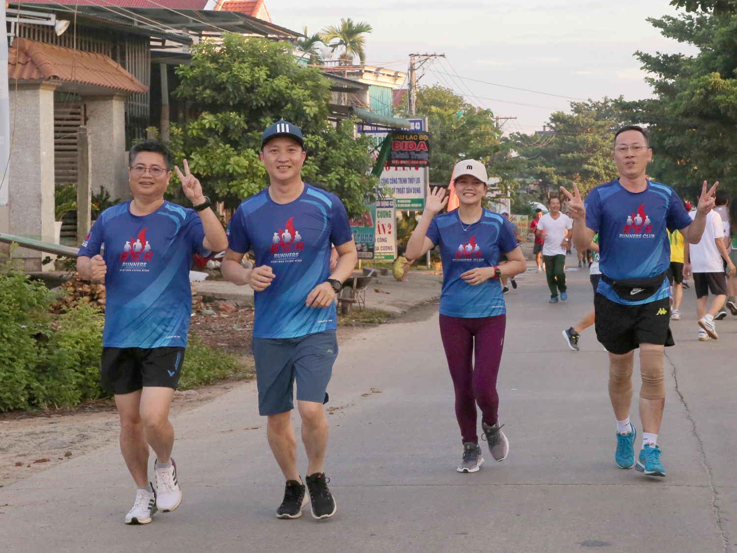 Các VĐV marathon BSR chinh phục thử thách tại giải chạy “Đường lên Suối Chí”
