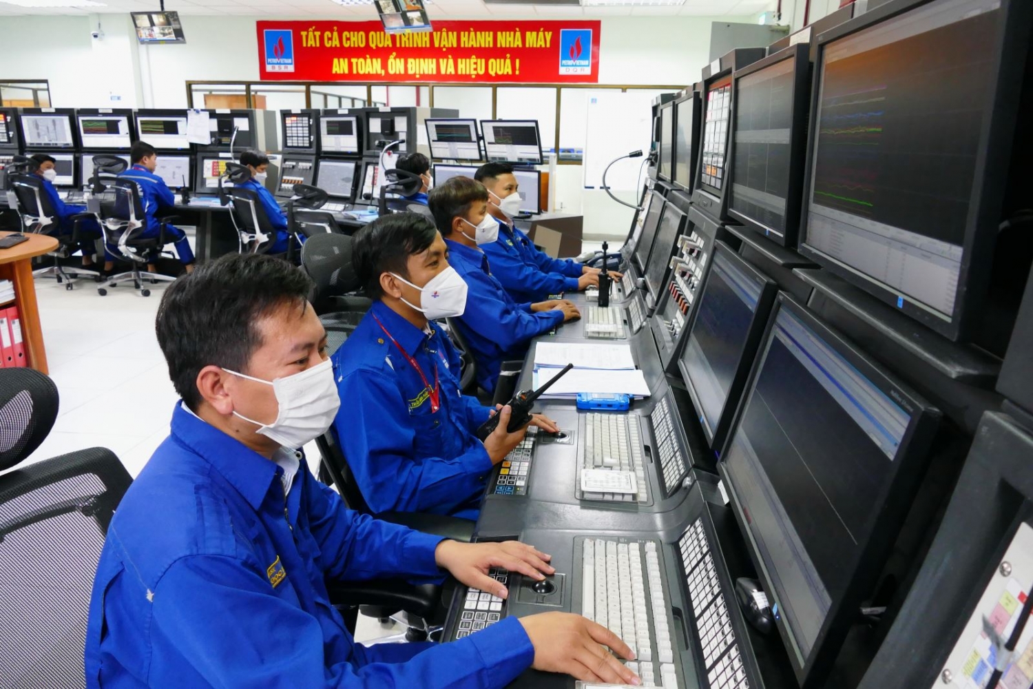 NMLD Dung Quất sản xuất ổn định ngay trong mưa bão