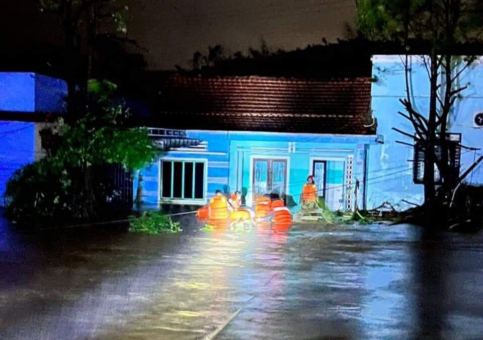 Mưa lớn, nước ngập sâu, người dân Đà Nẵng kêu cứu trên mạng xã hội