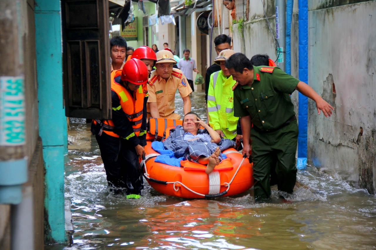 Đà Nẵng tan hoang sau mưa lũ