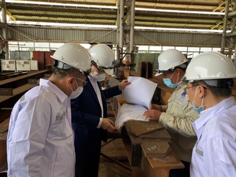 Tổng Giám đốc Petrovietnam Lê Mạnh Hùng thị sát công tác chế tạo hệ thống băng tải than cho NMNĐ Thái Bình 2 tại DQS