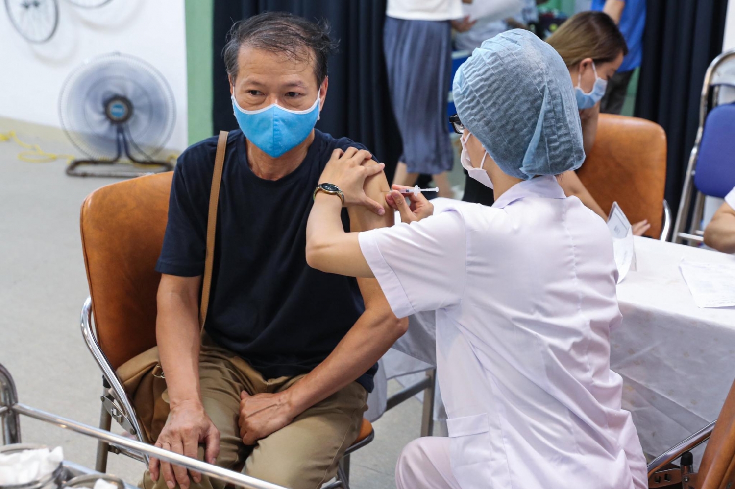 Thủ tướng yêu cầu thúc đẩy mạnh mẽ, quyết liệt việc tiêm vaccine phòng COVID-19, bảo đảm an toàn, hiệu quả