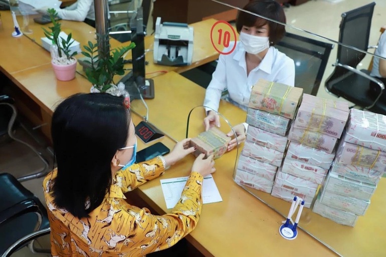 Thưởng Tết bằng vàng, USD để giữ chân lao động - 1