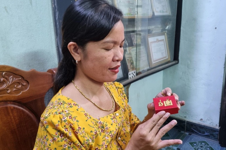 Thưởng Tết bằng vàng, USD để giữ chân lao động - 2