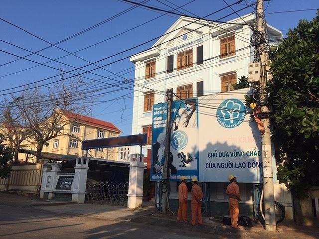 Phía sau ánh sáng trên đảo xa…