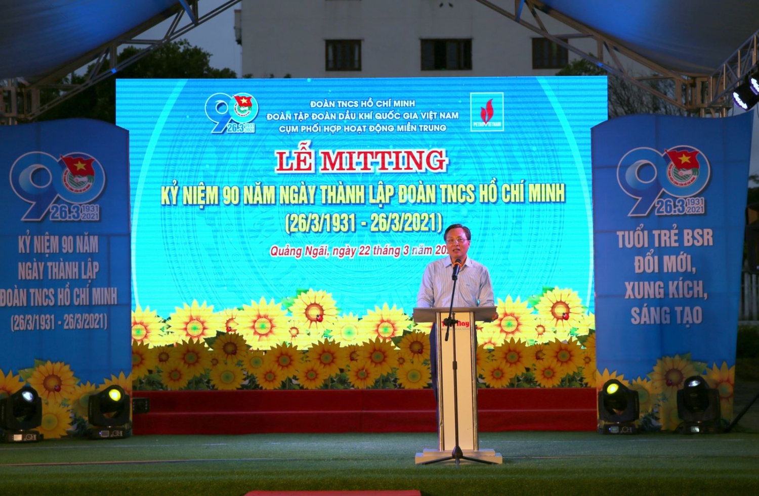 “Chỉ có khao khát và dại khờ, thanh niên mới có những trải nghiệm tuyệt vời”