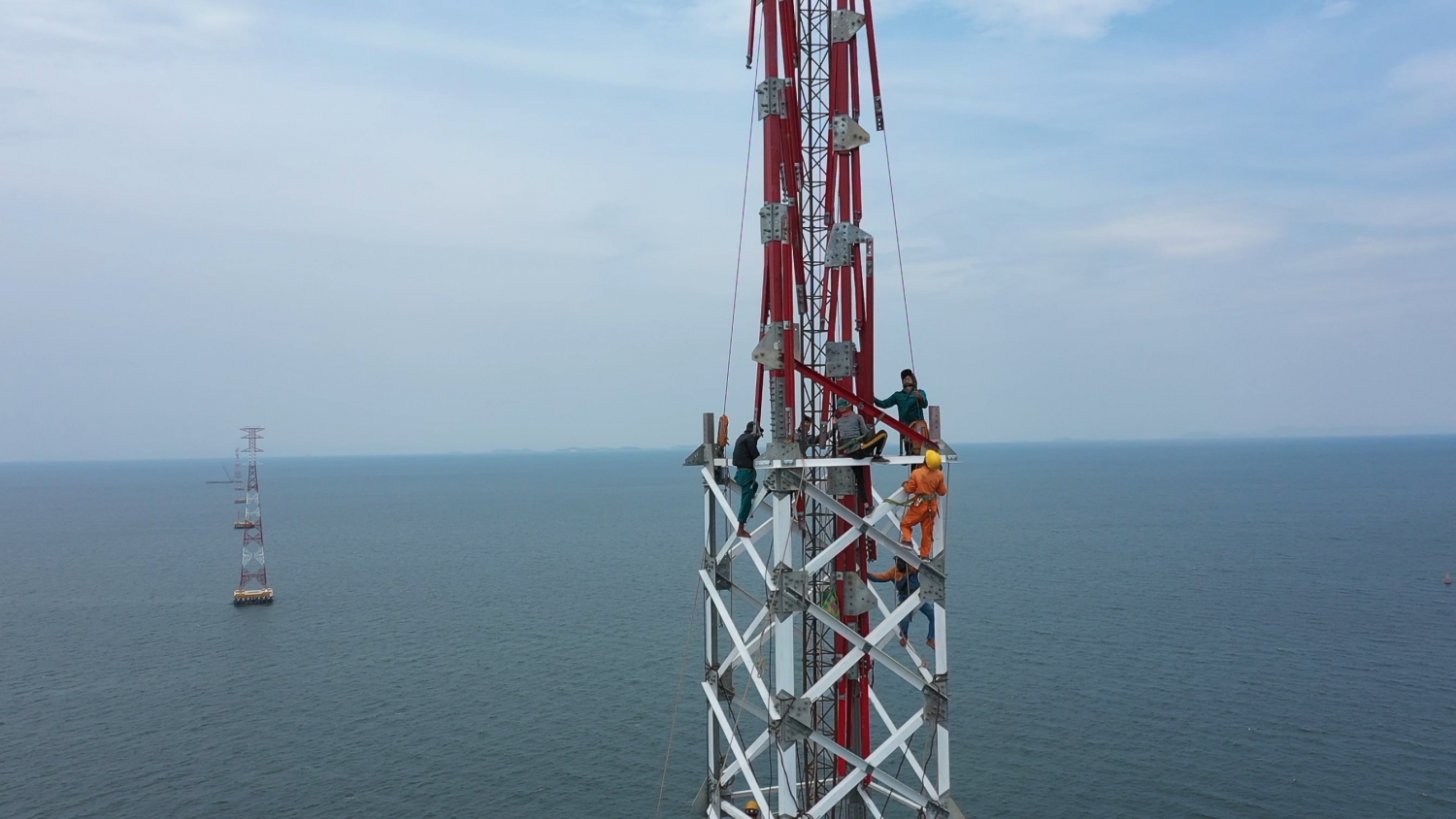 Thi công đường dây 220kV trên biển đầu tiên: Khó chồng khó, nhưng...
