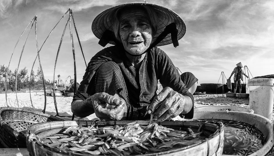 Đưa điện vượt trùng khơi