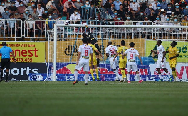 HA Gia Lai 1-0 Hà Nội: Siêu phẩm sút xa của Xuân Trường - 11
