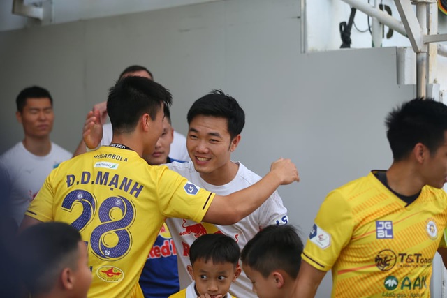 HA Gia Lai 1-0 Hà Nội: Siêu phẩm sút xa của Xuân Trường - 13
