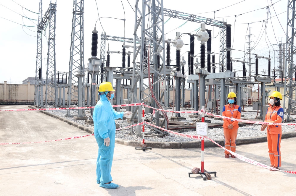 Thợ điện trong tâm dịch COVID-19
