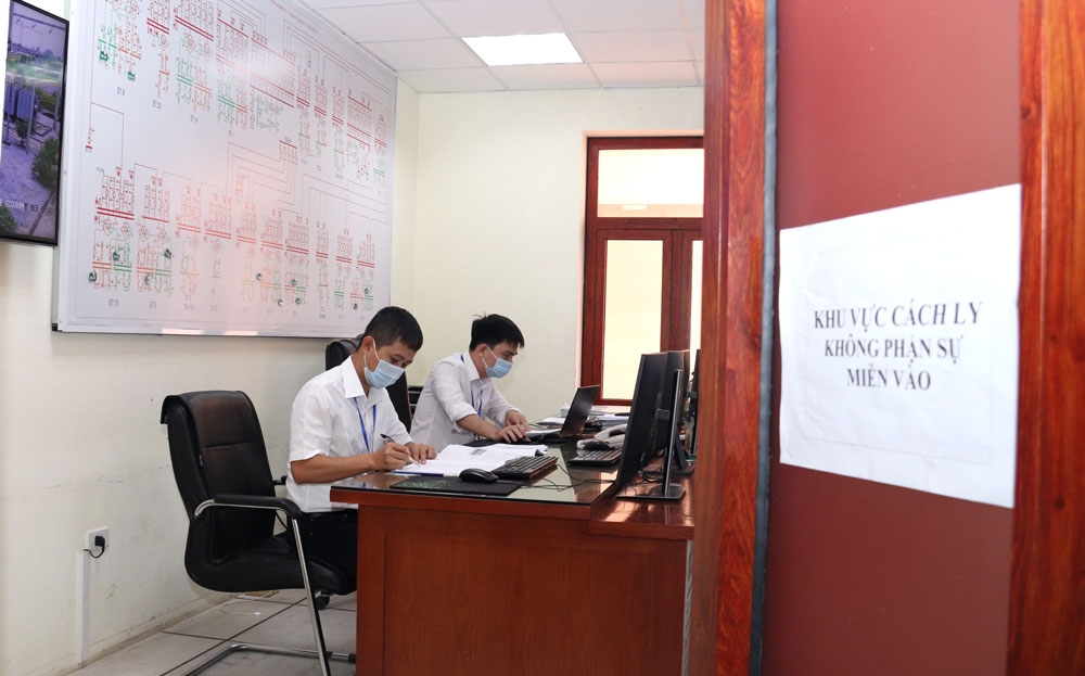 Thợ điện trong tâm dịch COVID-19