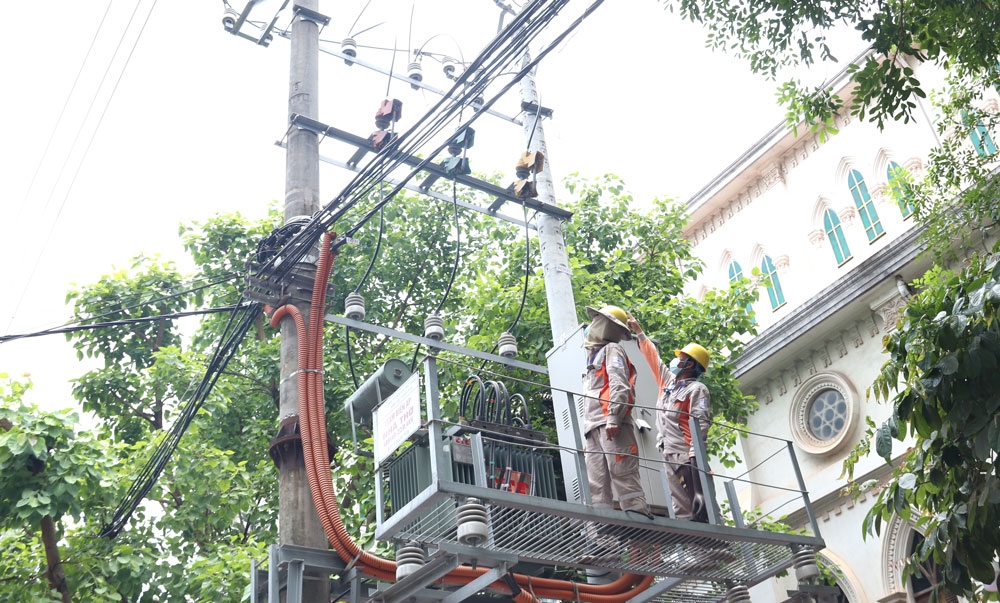 Thợ điện trong tâm dịch COVID-19