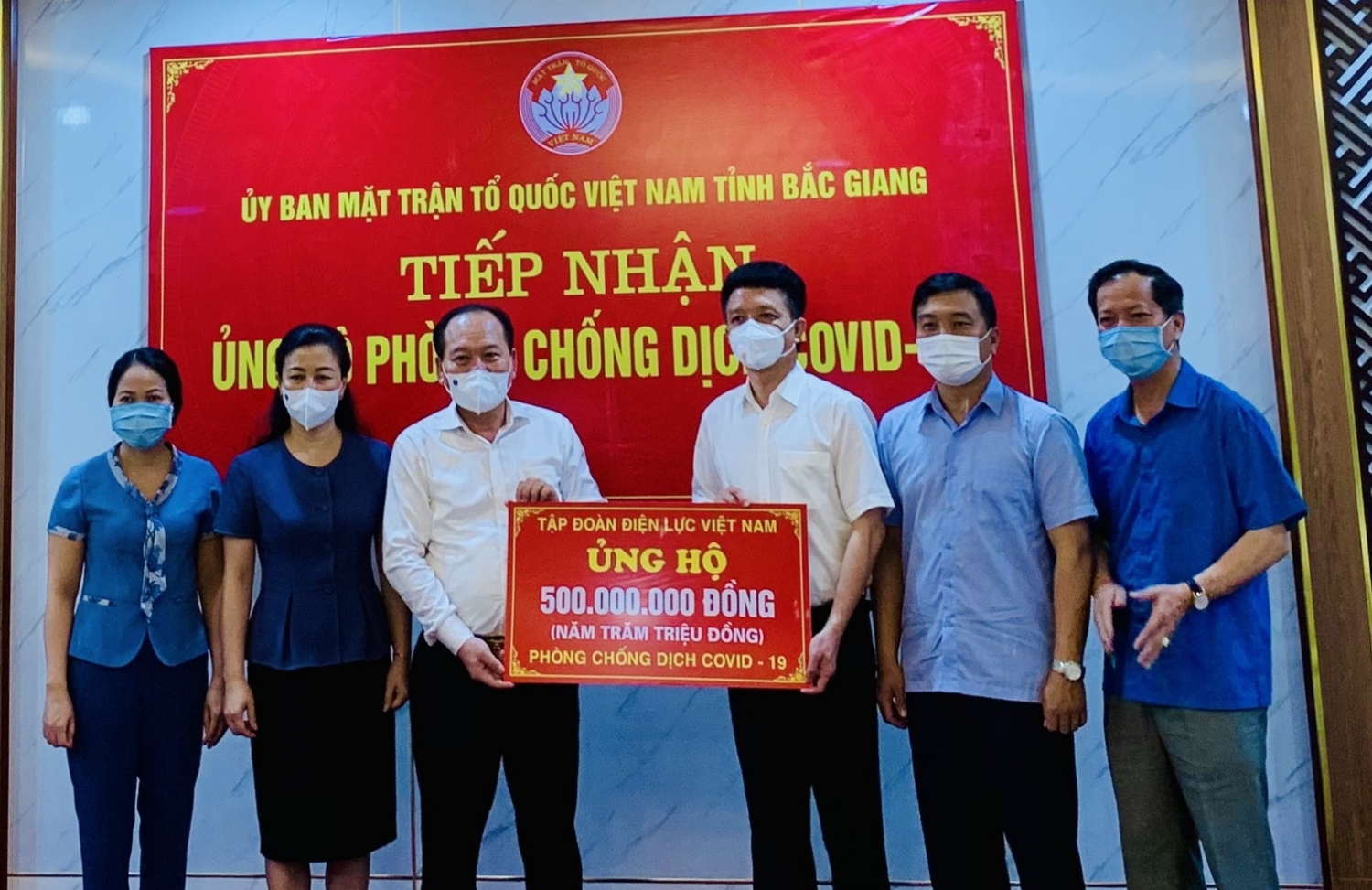 EVN ủng hộ 1,5 tỷ đồng cho 3 tỉnh, thành phố để hỗ trợ phòng chống dịch Covid-19