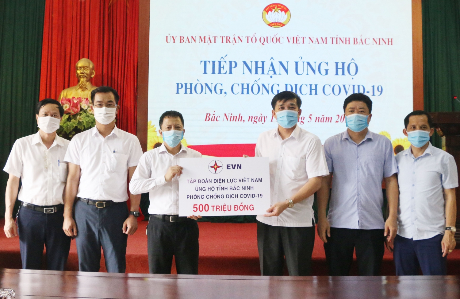 EVN ủng hộ 1,5 tỷ đồng cho 3 tỉnh, thành phố để hỗ trợ phòng chống dịch Covid-19