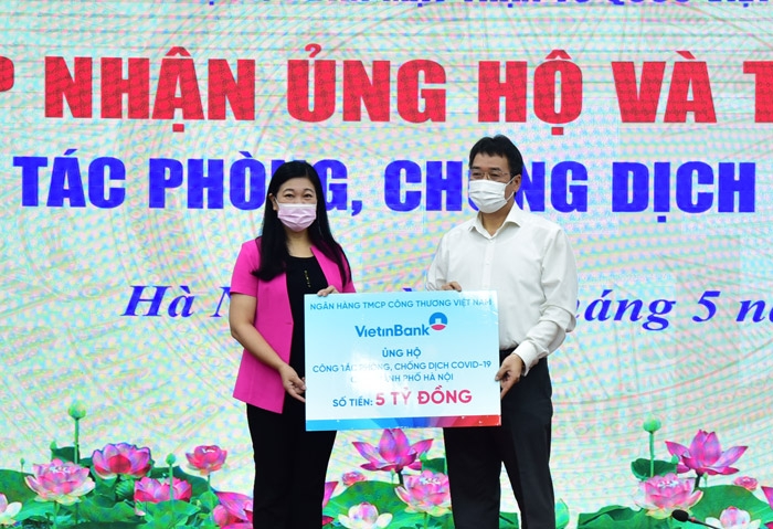 VietinBank trao tặng Hà Nội 5 tỷ đồng phòng, chống dịch COVID-19