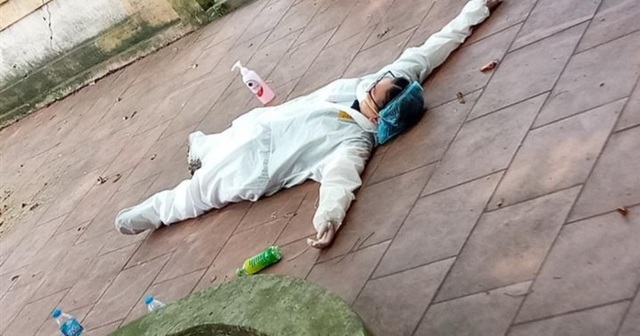 Y bác sĩ kiệt sức trong bộ đồ bảo hộ, đổ gục giữa nắng nóng ở tâm dịch - 1
